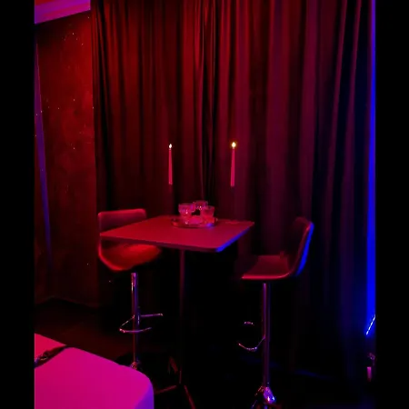 Gazde/Camere de închiriat Room- Adult Only *