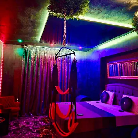 Love Room Gazde/Camere de închiriat